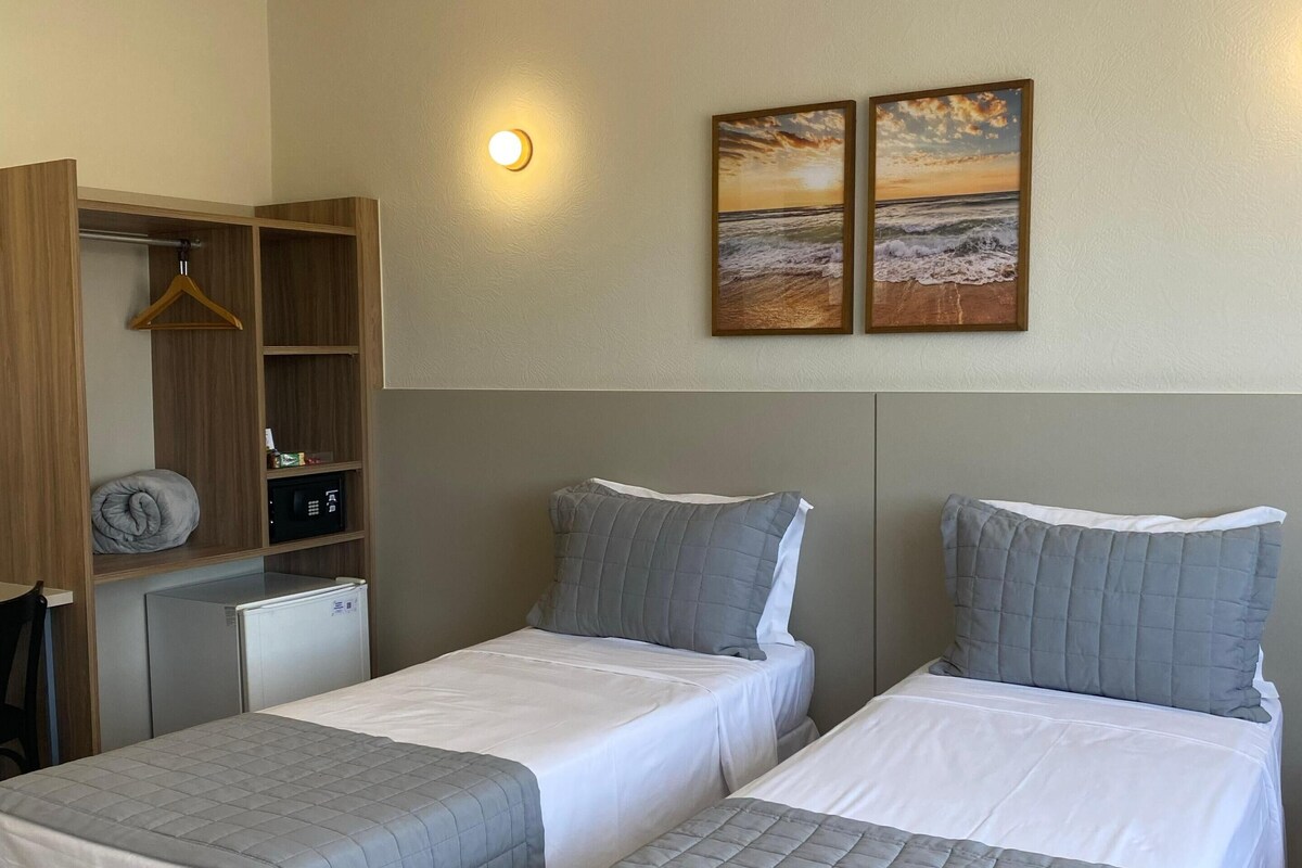 Minibar, Zimmersafe, Schreibtisch, Verdunkelungsvorhänge