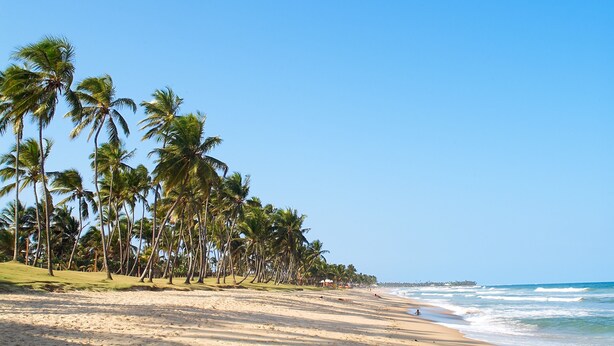 Pantai di sekitar dan pasir putih