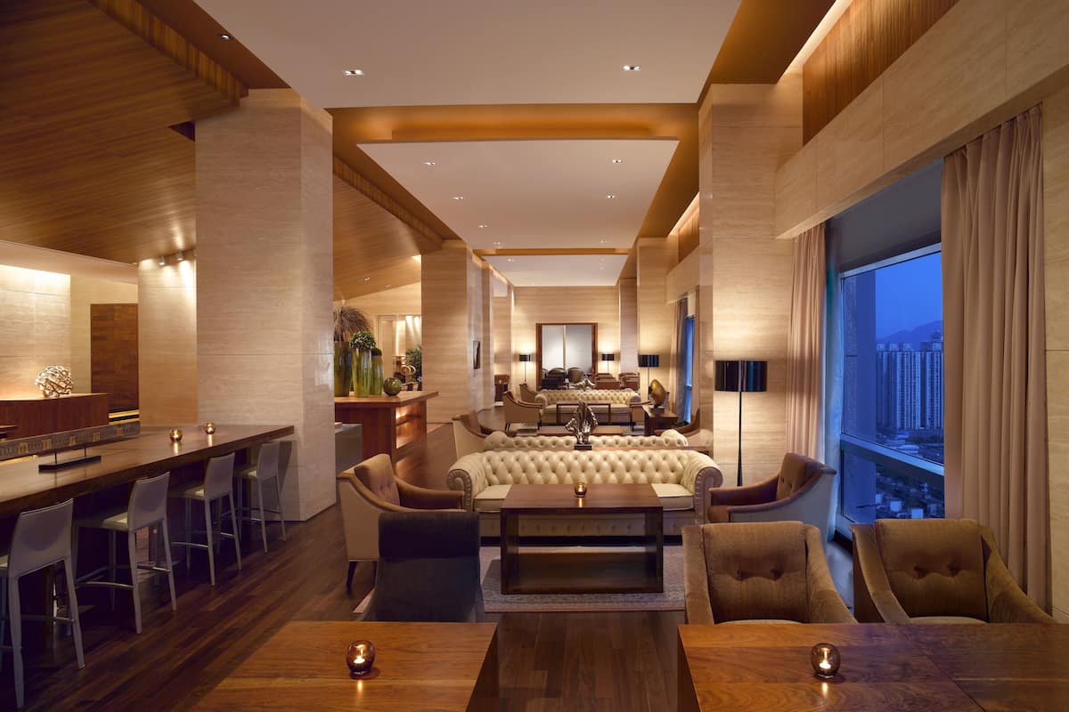 1 King Bed Club Access | Lounge | 2 bars/lounges