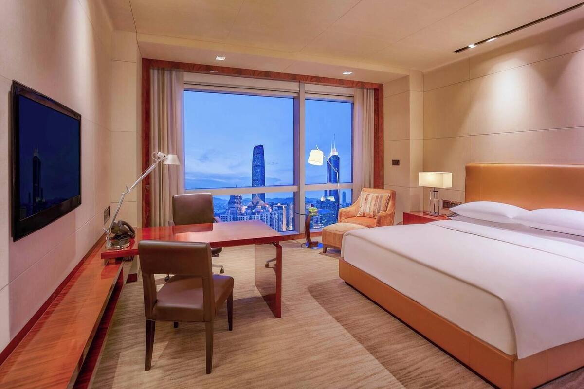 Down comforters, minibar, in-room safe, desk