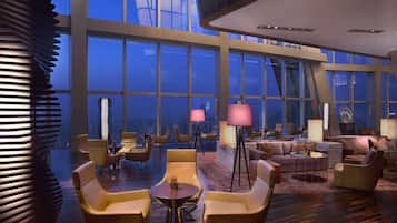 2 Bars/Lounges