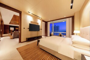 Premier Suite | Minibar, in-room safe, individually decorated, desk - Grand Hyatt Shenzhen (Shenzhen)