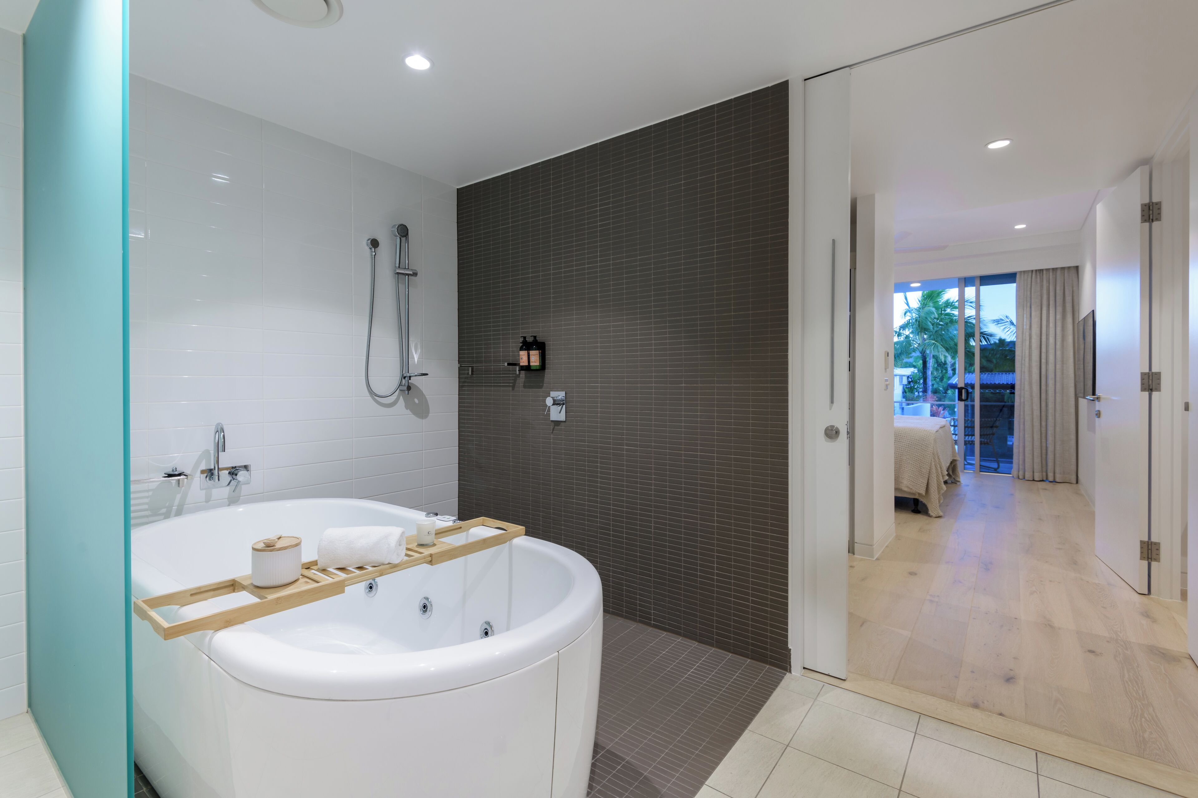 Un baño moderno con una bañera independiente, ducha e inodoro.