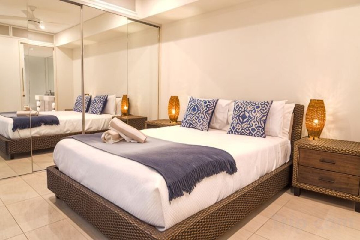 Premium bedding, in-room safe, desk, blackout curtains