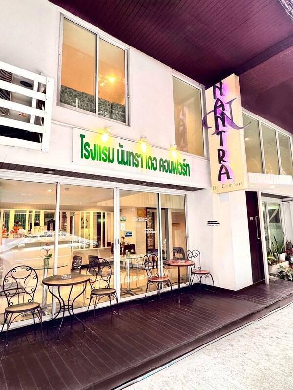 Vista frontal de la propiedad