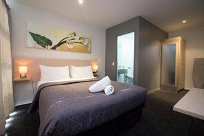 Escritorio, tabla de planchar con plancha, wifi gratis y ropa de cama