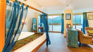 Lotus Suite with Balcony | خزنة داخل الغرفة ومكتب وستائر تعتيم وتجهيزات عازلة للصوت