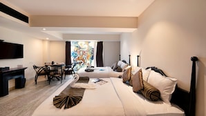 Una habitación de hotel moderna con una cama grande, un escritorio y una zona de comedor.
