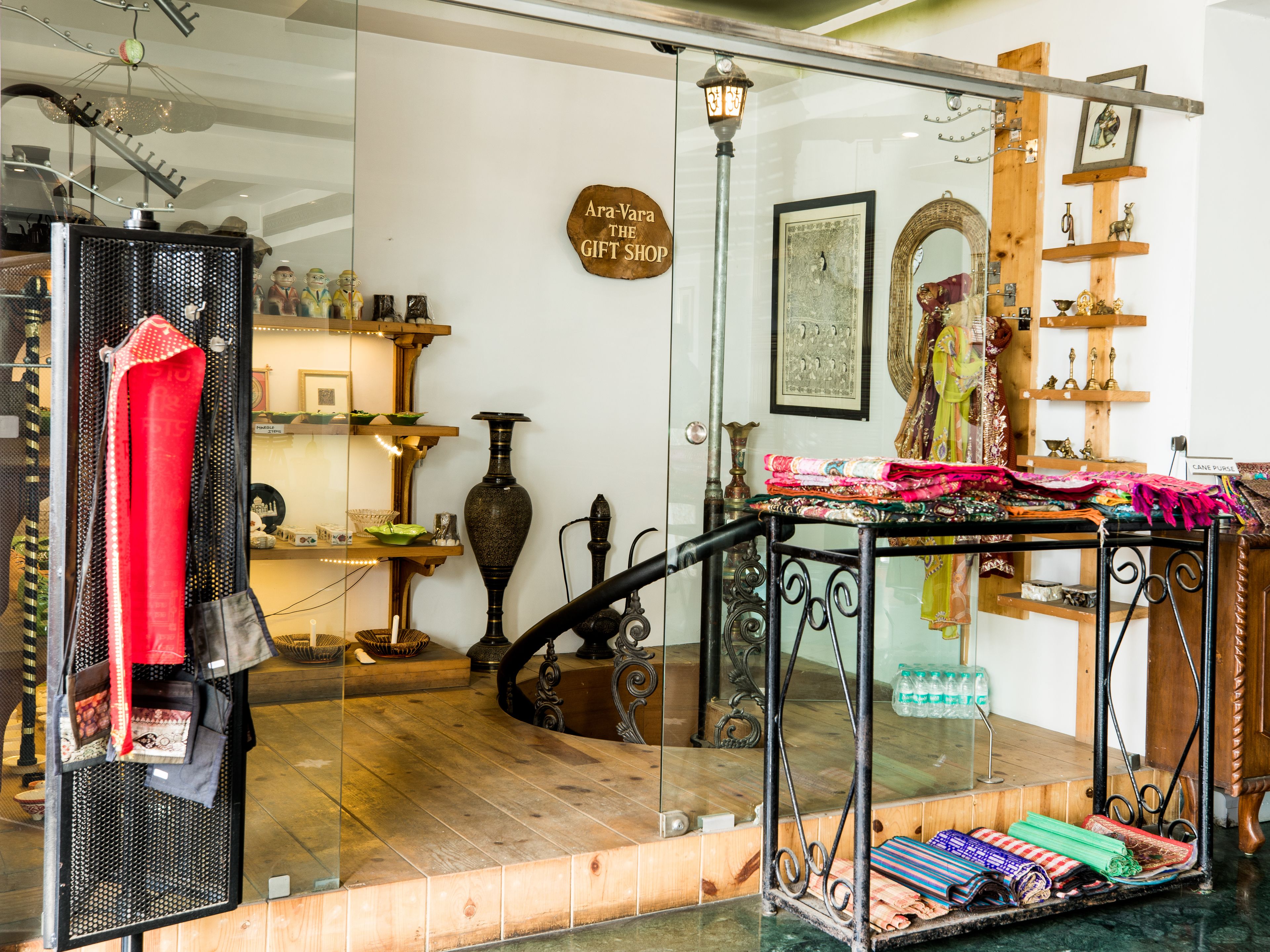 Una tienda de regalos boutique con diversos artículos en exhibición, incluyendo textiles y objetos decorativos.