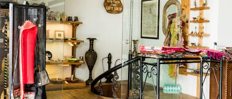 Una tienda de regalos boutique con diversos artículos en exhibición, incluyendo textiles y objetos decorativos.