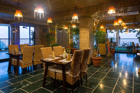 Se sirven almuerzos y cenas; cocina internacional; con vista al mar. EllBee Ganga View