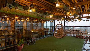 Phục vụ bữa trưa, bữa tối, món ăn mang phong cách quốc tế, nhìn ra biển