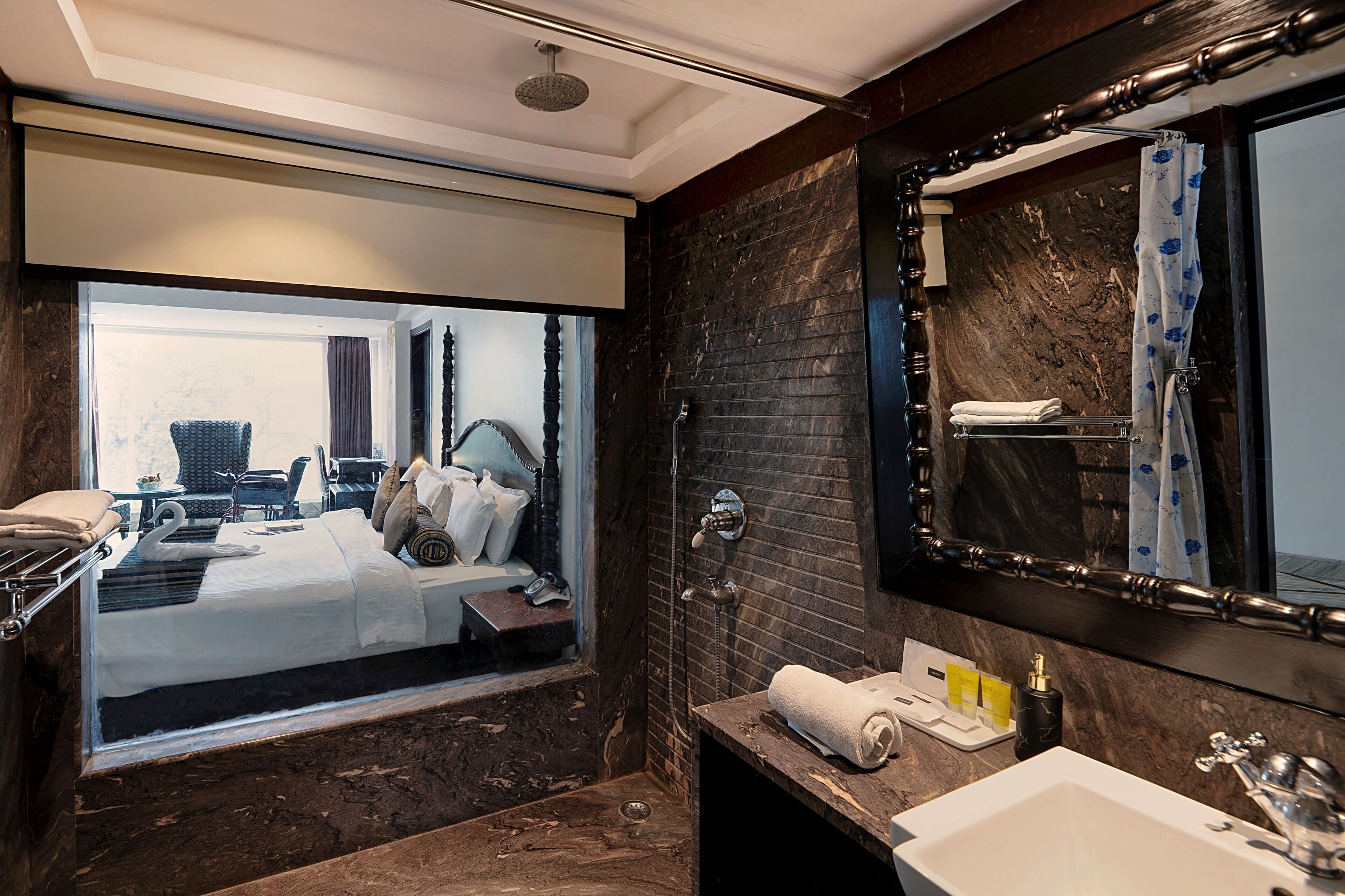 Un baño moderno con un espejo grande, una bañera y un lavamanos.
