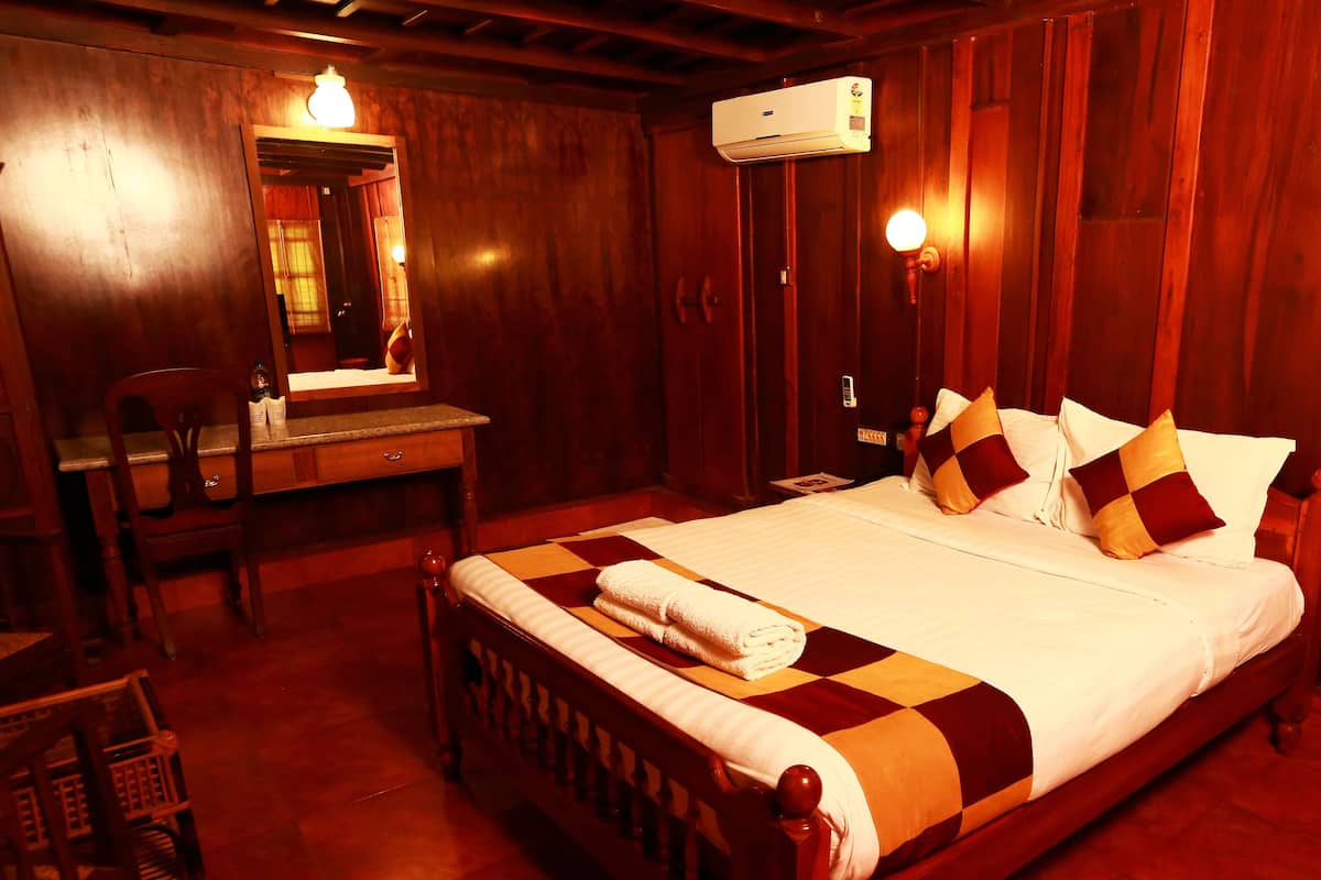 Una habitación de madera con una cama, un escritorio y un espejo.