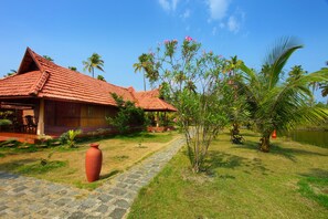 Courtyard - Kondai Lip Backwater Heritage Resort (Cherthala)
