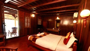 Una habitación de madera con una cama, un escritorio y una silla.