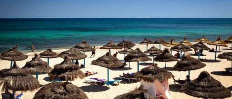 Playa privada, sombrillas, vóleibol de playa