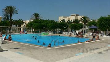Piscina coperta, piscina stagionale all'aperto, ombrelloni da piscina