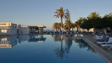 Piscine couverte, piscine extérieure (ouverte en saison)