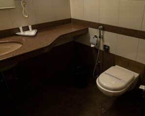 Studio Suite | Bathroom | Combined shower/tub, hair dryer, towels