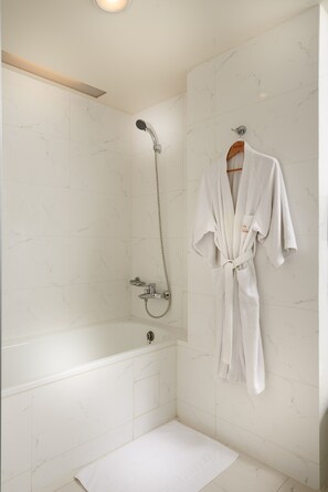 Separate tub and shower, free toiletries, hair dryer, bathrobes - Gala Hotel (Taipei)