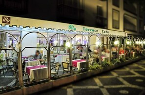 Frühstück, Mittagessen, Abendessen, Blick auf den Garten 