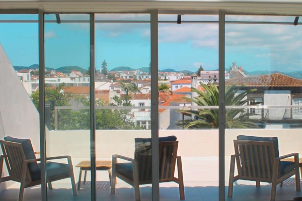 Utomhuspool och solstolar