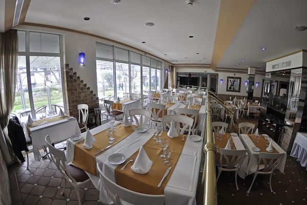 Breakfast, lunch, dinner served; garden views