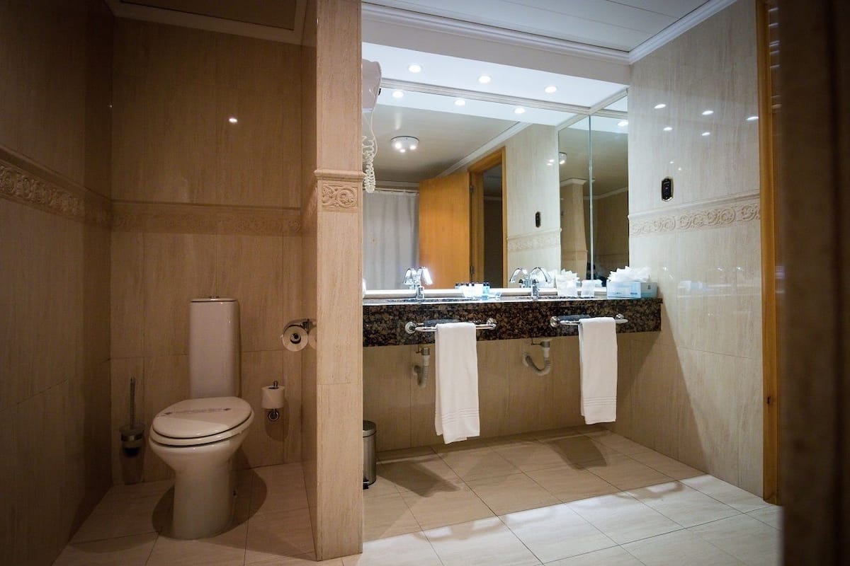 standard suite | bathroom | free toiletries, hair dryer, bidet, towels