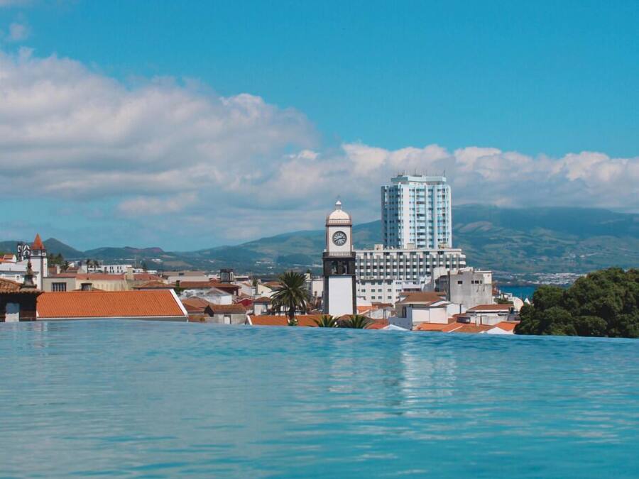 Utendørsbasseng og solsenger