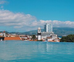 室外游泳池，日光浴躺椅