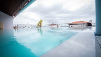 Piscine extérieure, chaises longues