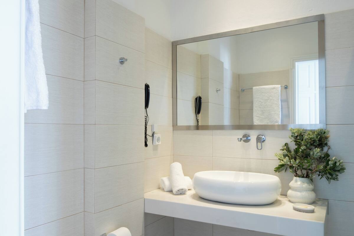 deluxe quadruple room, 1 bedroom, sea view, sea facing | bathroom | shower, rainfall showerhead, free toiletries, hair dryer