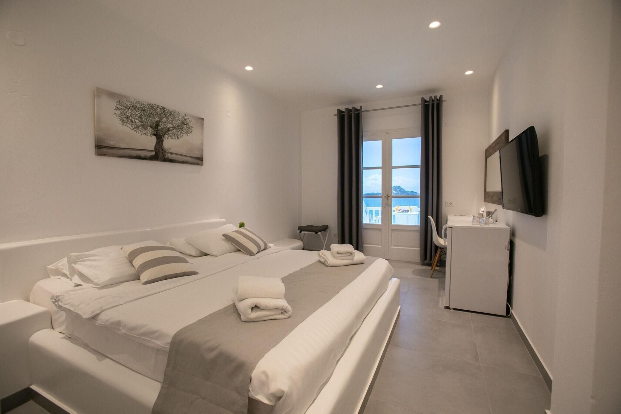 Premium bedding, in-room safe, desk, laptop workspace