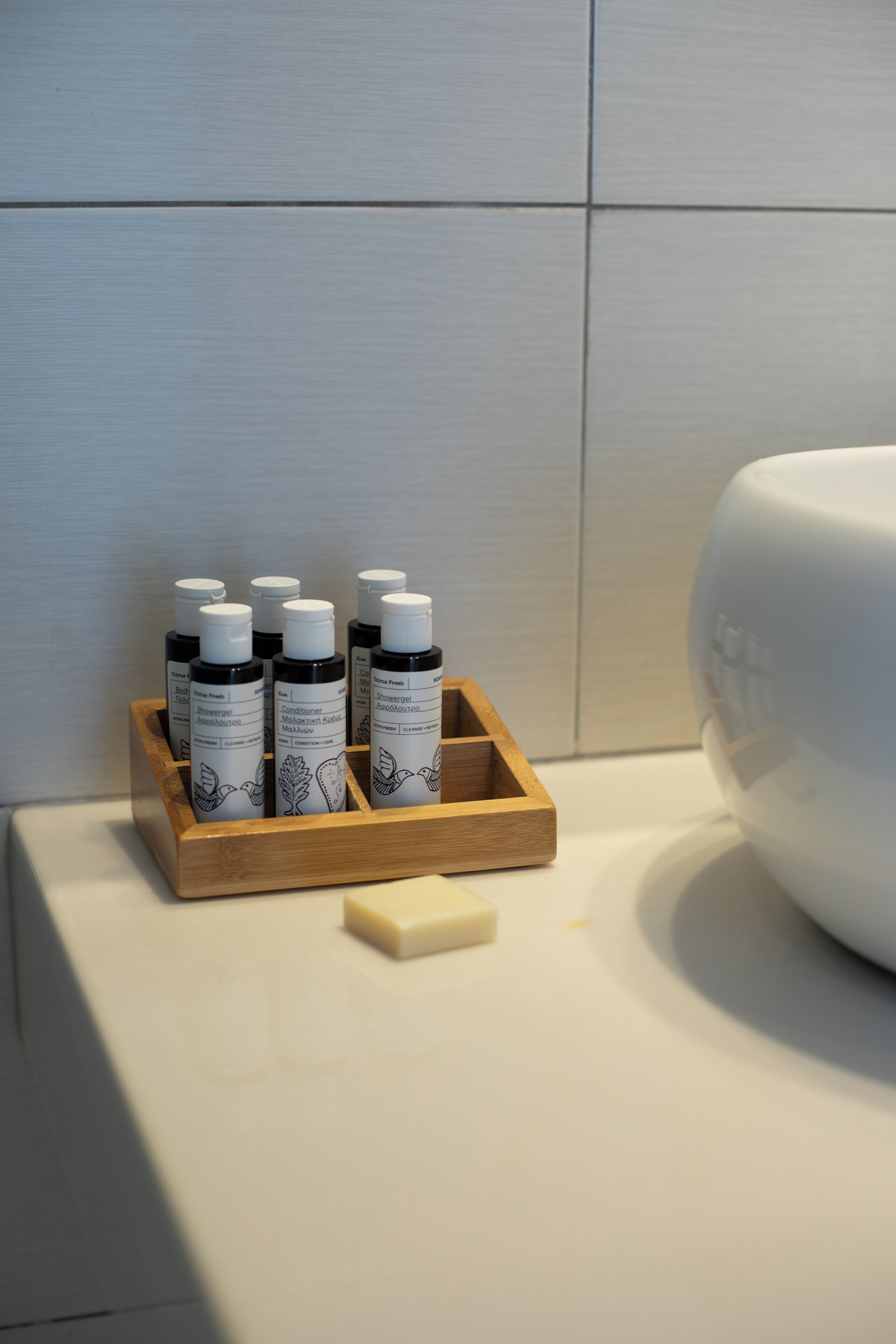 shower, rainfall showerhead, free toiletries, hair dryer