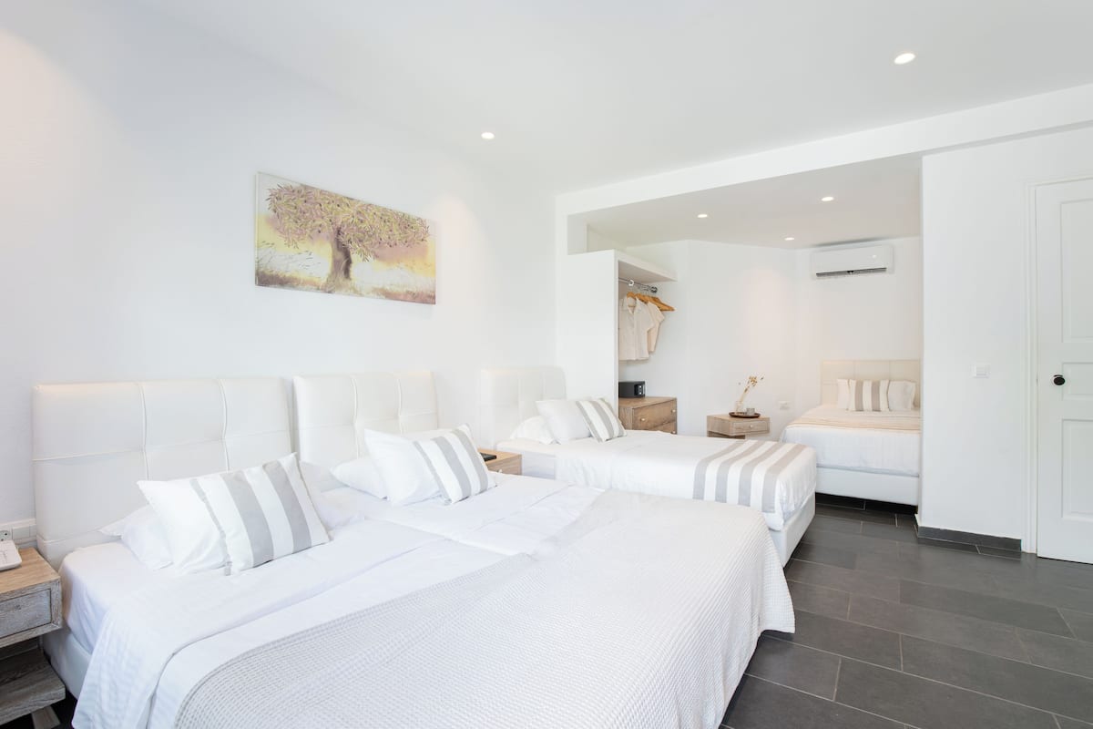 Quadrupla Deluxe, 1 camera da letto, patio, vista giardino | Biancheria da letto di alta qualità, una cassaforte in camera