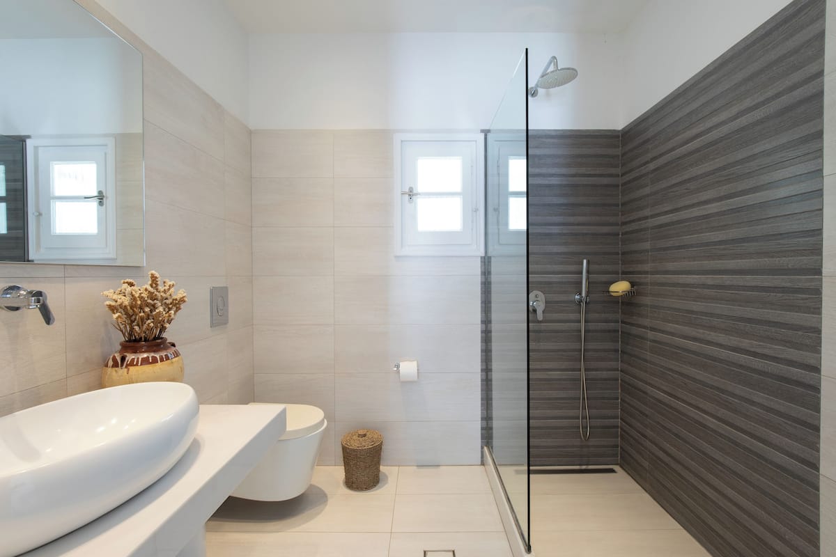 deluxe double or twin room, garden view | bathroom | shower, rainfall showerhead, free toiletries, hair dryer