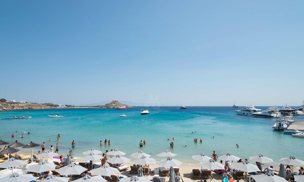 Plage, chaises longues, parasols, serviettes de plage