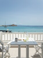 Quarto triplo luxo, sacada, vista para o mar | Terraço/pátio