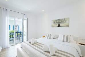 Habitación triple Deluxe, balcón, vistas al jardín | Ropa de cama de alta calidad, caja fuerte, escritorio