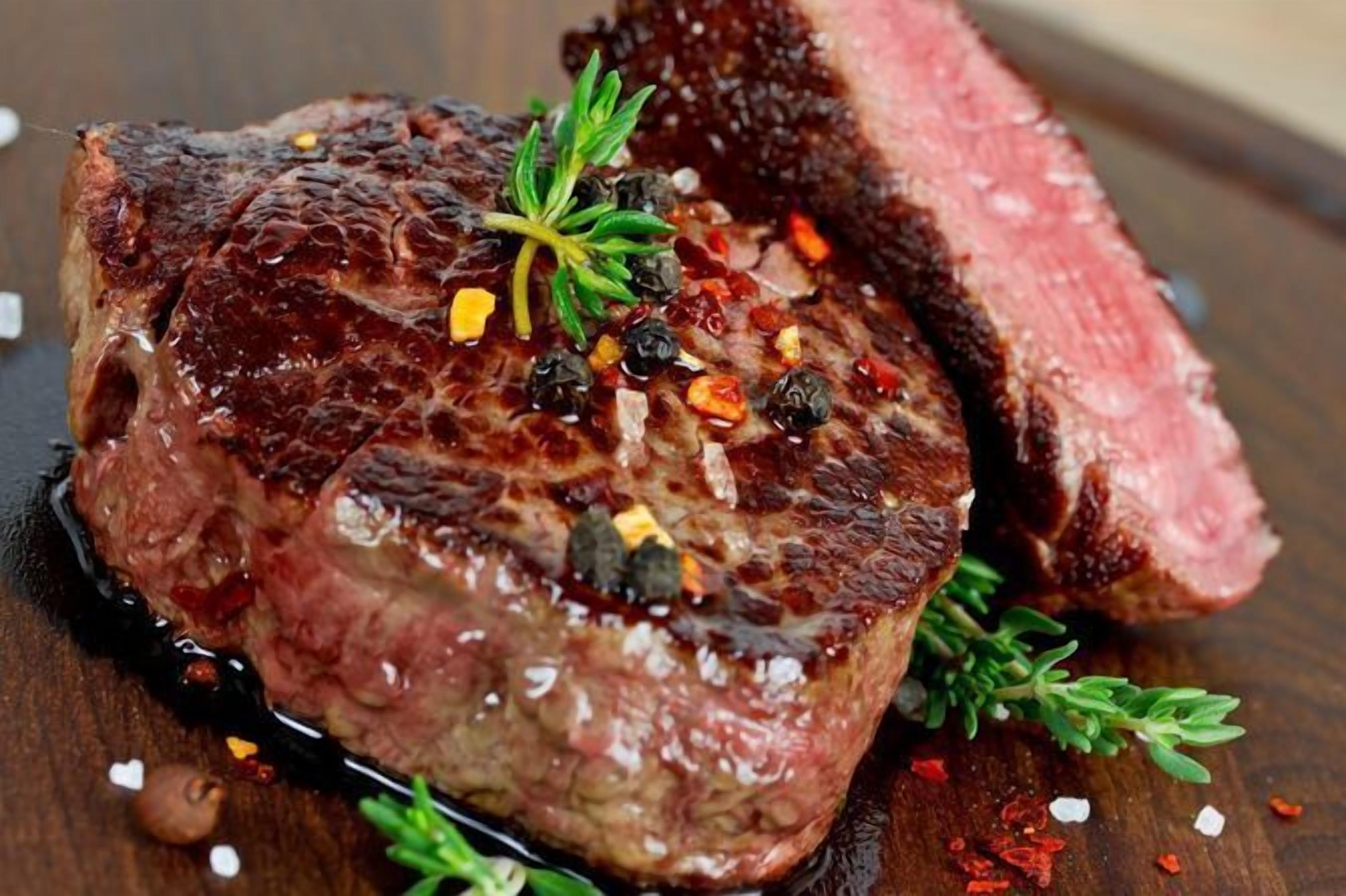 Ein Steak mit Kräuter- und Gewürzgarnitur.