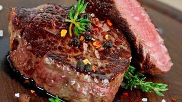Ein Steak mit Kräuter- und Gewürzgarnitur.