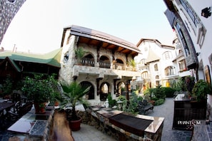 Front of property - Hunter Prince Castle Hotel (Turda)