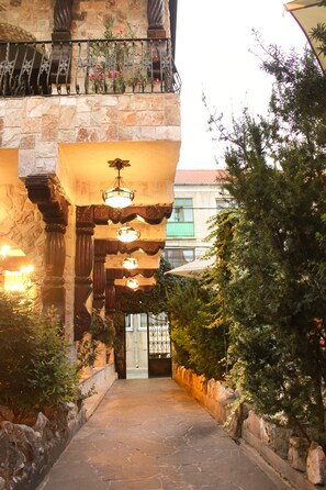 Outdoor dining - Hunter Prince Castle Hotel  (Turda)