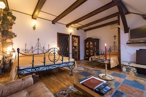 Triple Room | Minibar, in-room safe, blackout drapes, soundproofing - Hunter Prince Castle Hotel  (Turda)