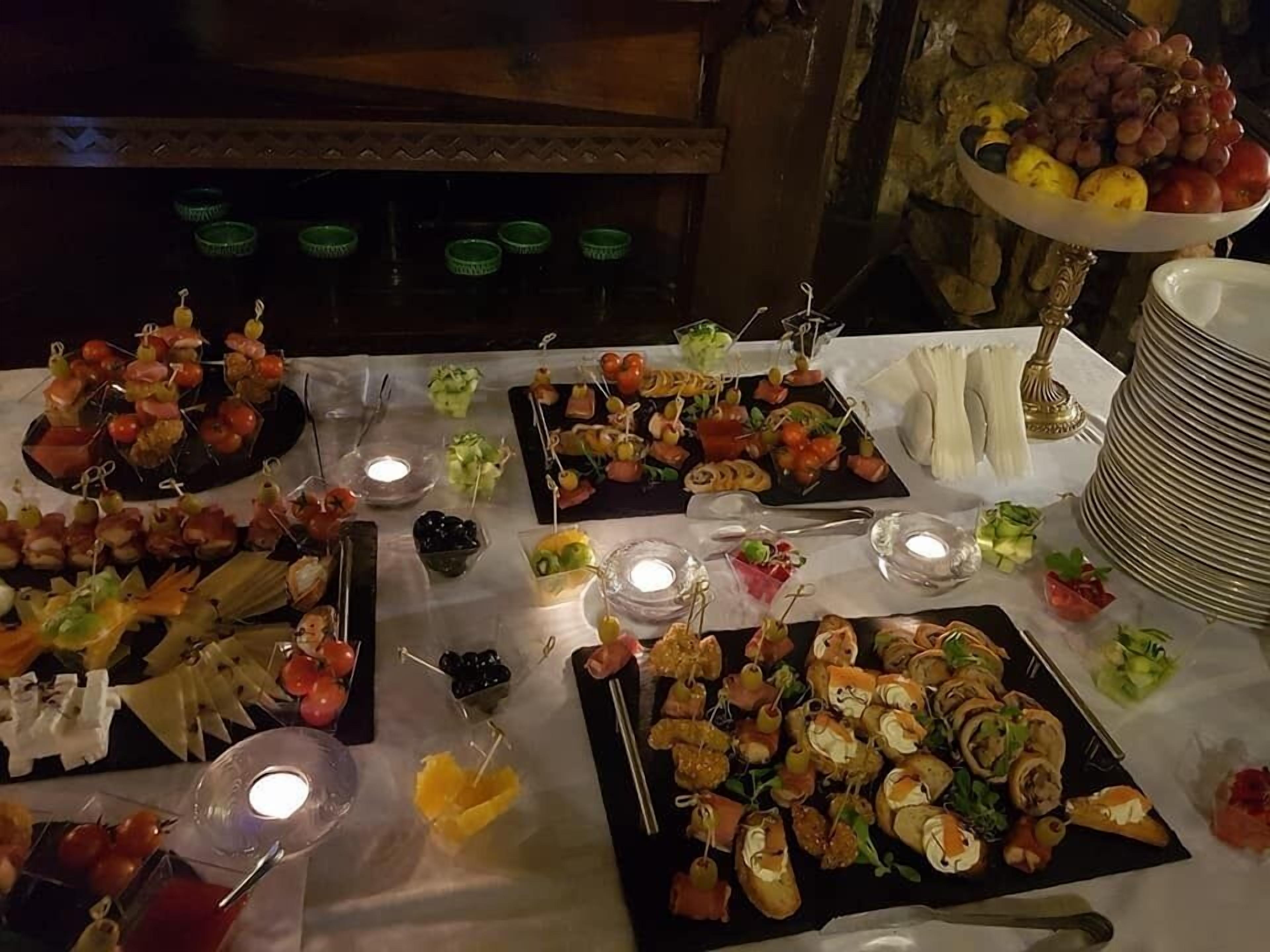 Uma mesa de buffet com diversos alimentos e uma exposição de frutas.