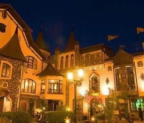 Fachada de la propiedad por la tarde o noche