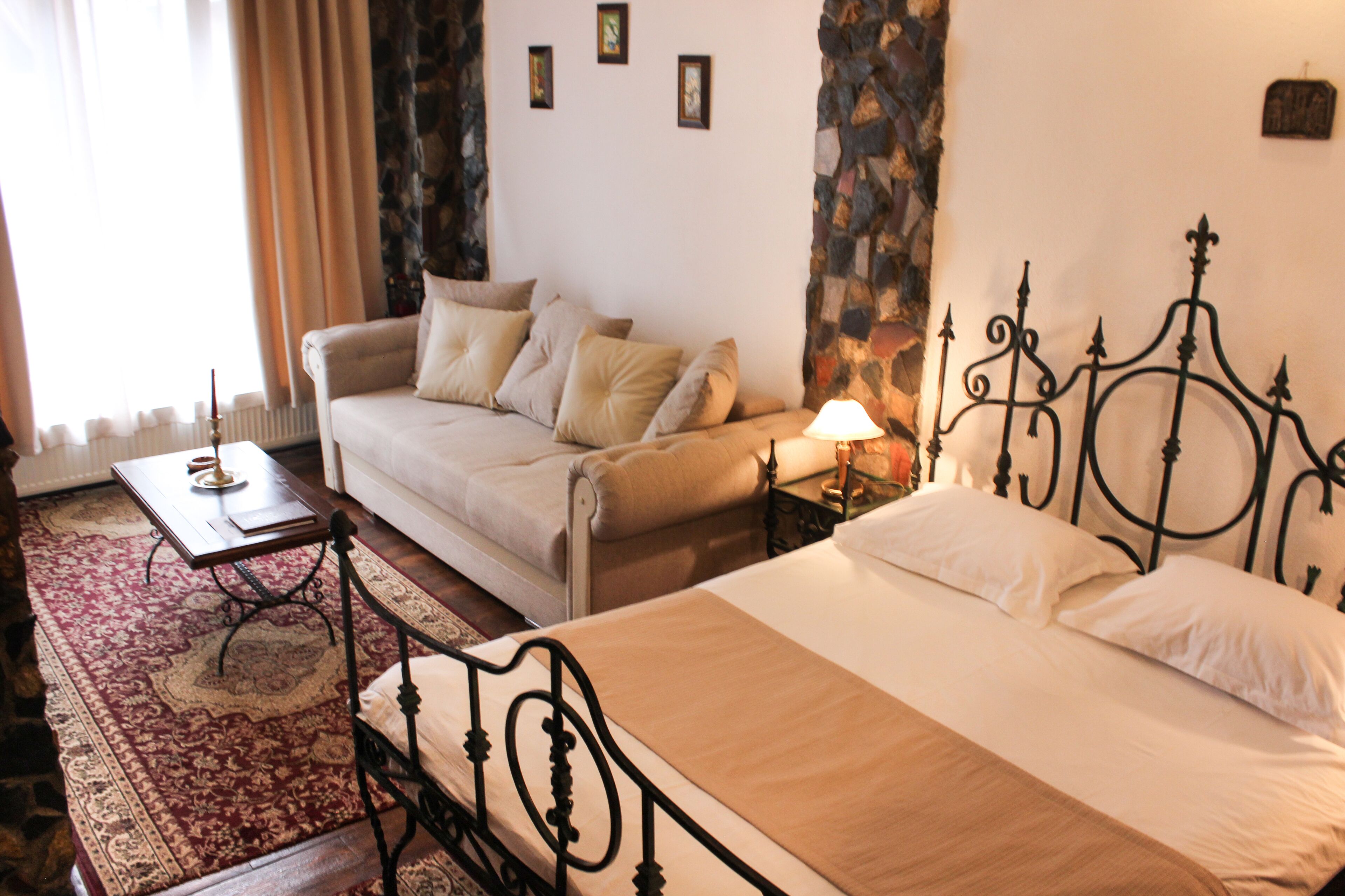 standard double room | 1 bedroom, minibar, in-room safe, blackout curtains