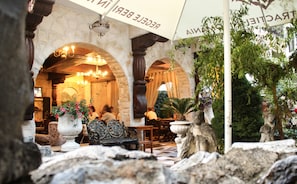 Outdoor dining - Hunter Prince Castle Hotel (Turda)