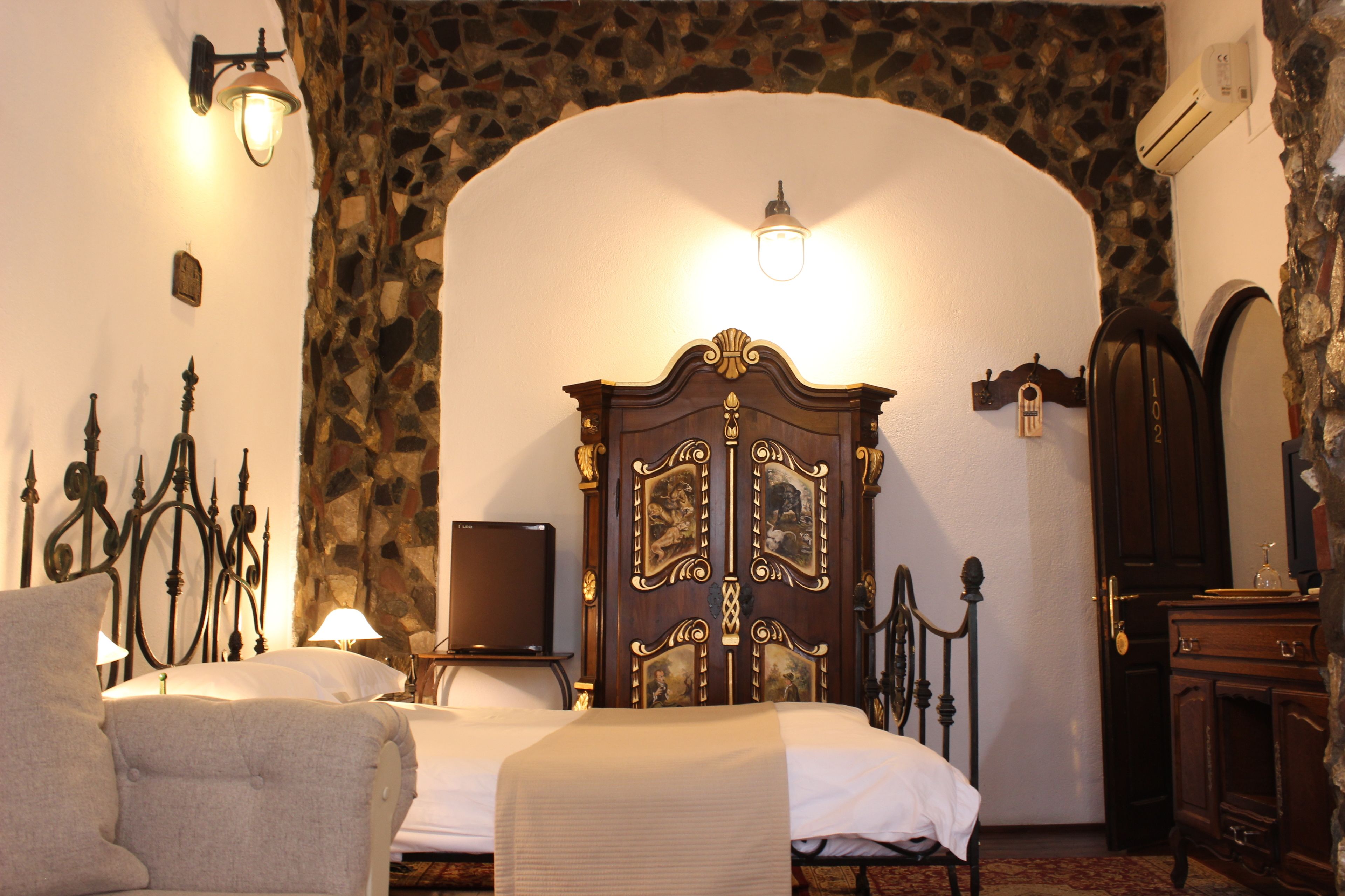 standard double room | 1 bedroom, minibar, in-room safe, blackout curtains